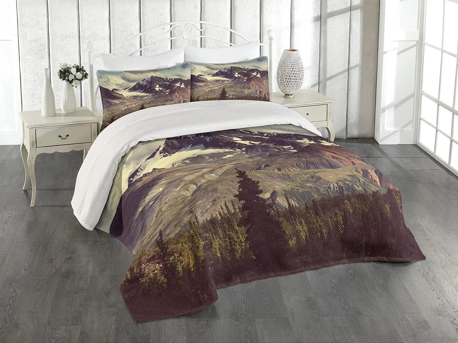 Ambesonne Alaska Mountains Coverlet, Arctic Landscape Hiking Alaska Mountains Scenery in USA Wilderness, 3 Piece Decorative Quilted Bedspread Set with 2 Pillow Shams, King Size, Green Black White